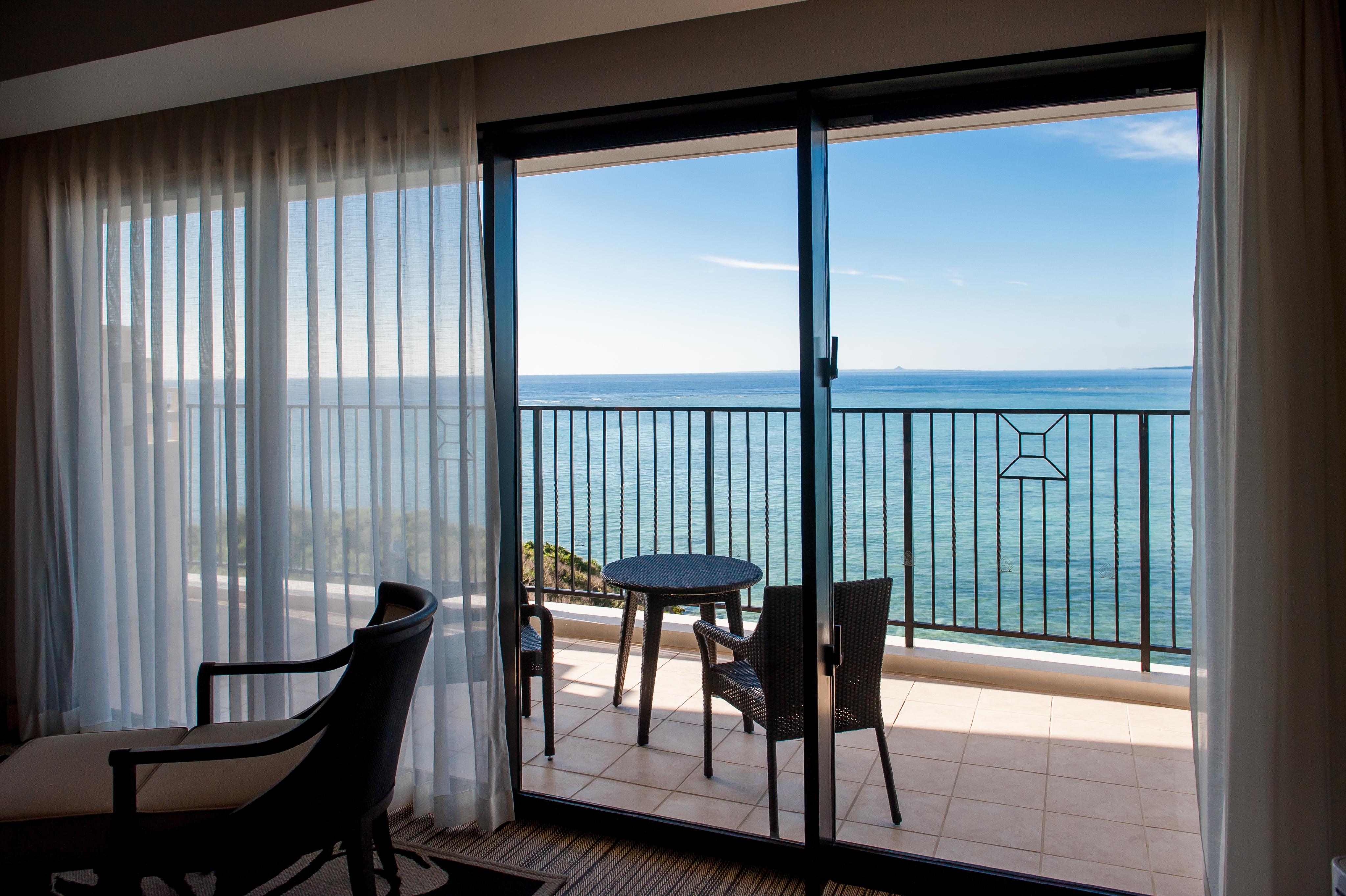 منتجع وسبا فندق مونتيري أوكيناوا أونا المظهر الخارجي الصورة A sliding door