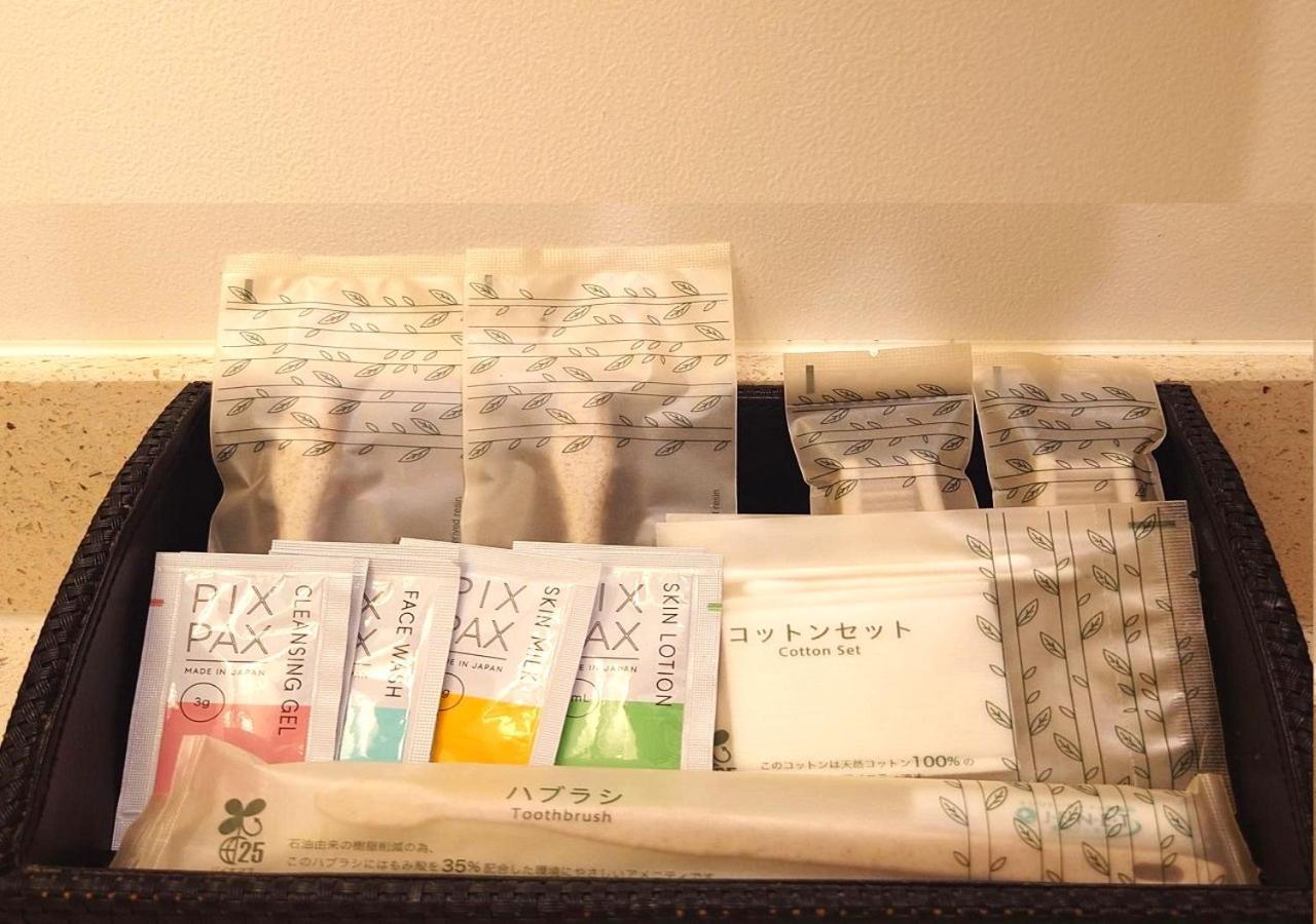 منتجع وسبا فندق مونتيري أوكيناوا أونا المظهر الخارجي الصورة A selection of toiletries in a hotel bathroom