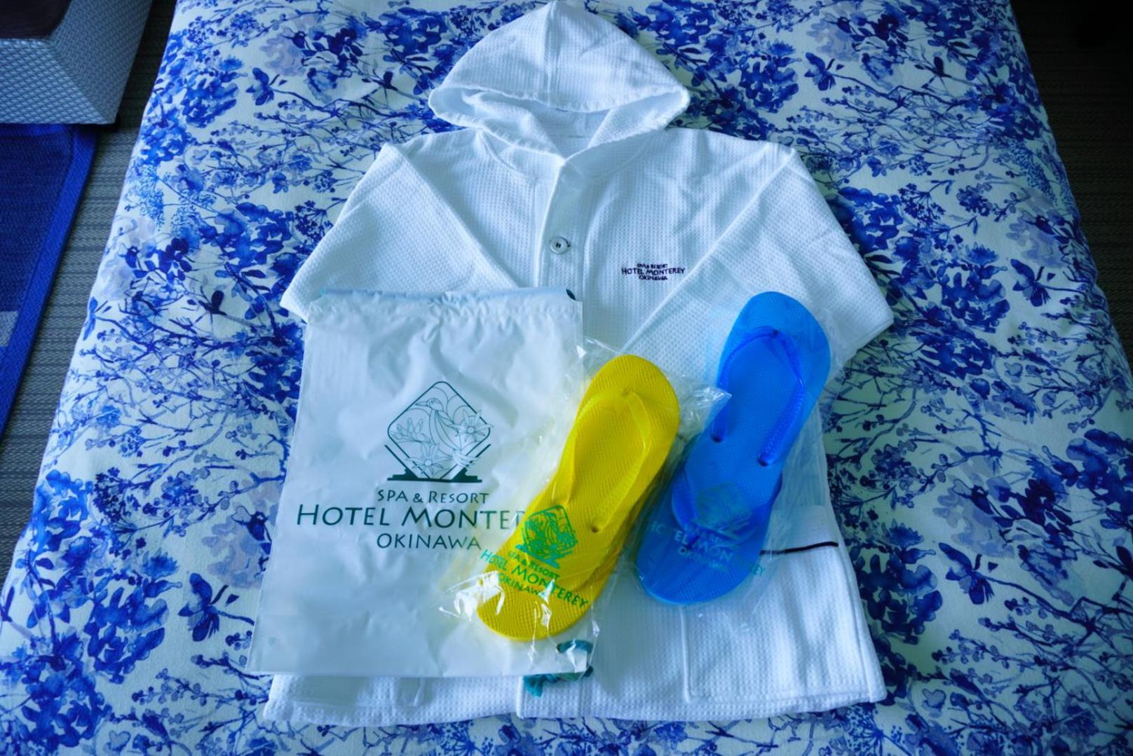 منتجع وسبا فندق مونتيري أوكيناوا أونا المظهر الخارجي الصورة A disposable rain poncho