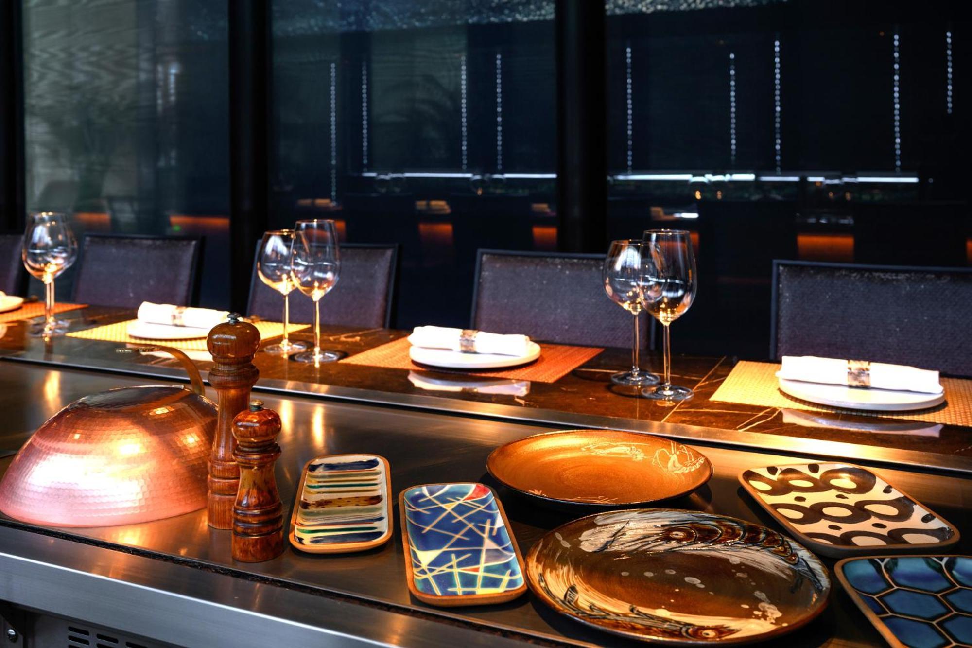 منتجع وسبا فندق مونتيري أوكيناوا أونا المظهر الخارجي الصورة A table at a restaurant
