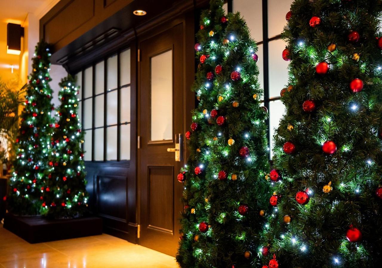 منتجع وسبا فندق مونتيري أوكيناوا أونا المظهر الخارجي الصورة Christmas trees at the entrance of a hotel