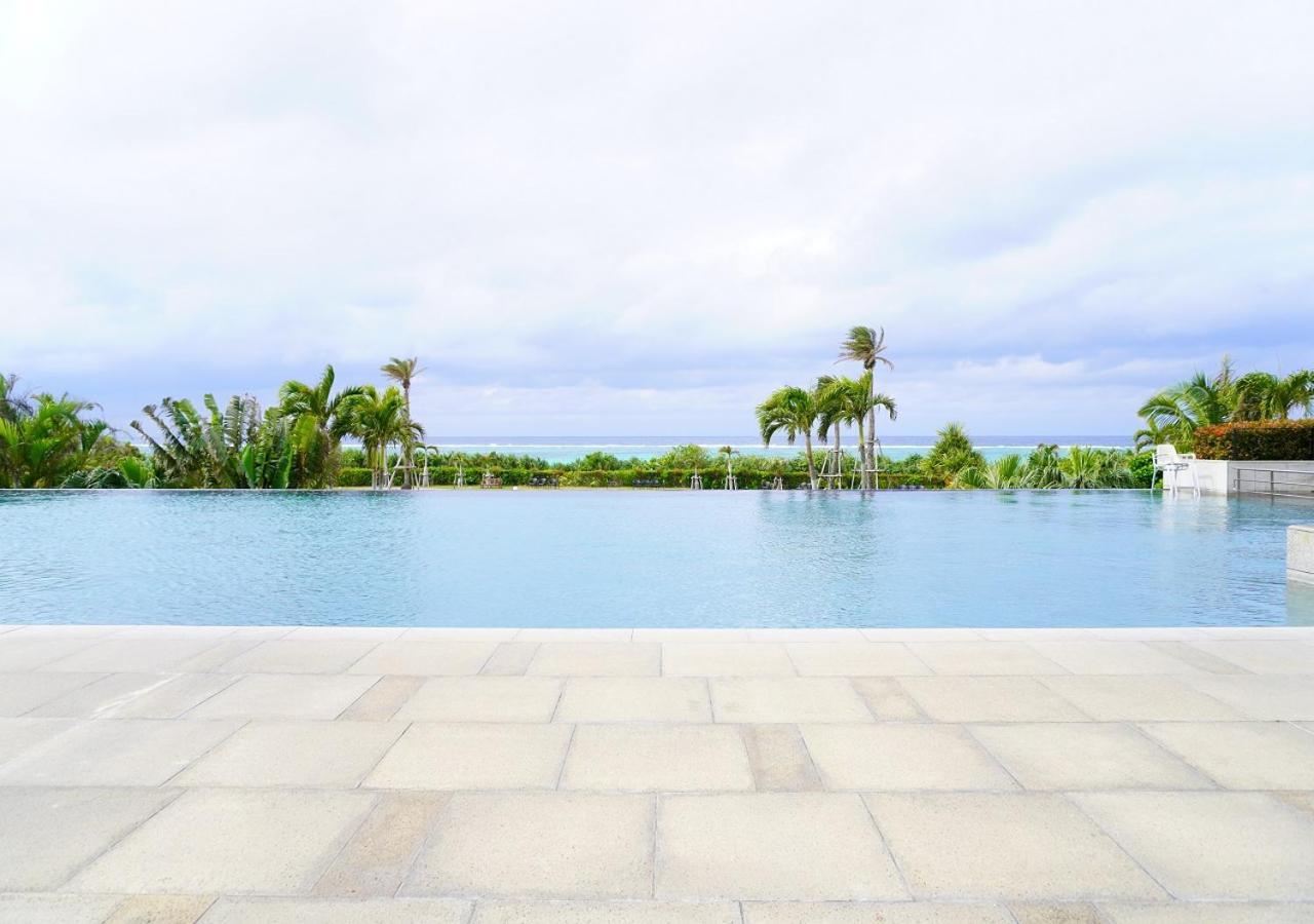 منتجع وسبا فندق مونتيري أوكيناوا أونا المظهر الخارجي الصورة Infinity pool at the Ritz-Carlton, Cancun