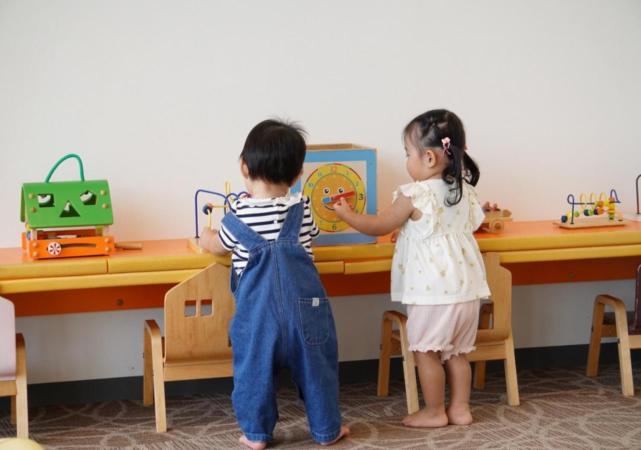 منتجع وسبا فندق مونتيري أوكيناوا أونا المظهر الخارجي الصورة Children playing with Montessori materials