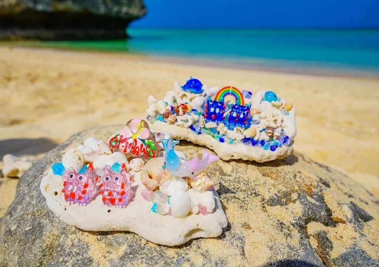 منتجع وسبا فندق مونتيري أوكيناوا أونا المظهر الخارجي الصورة A pair of decorated shoes