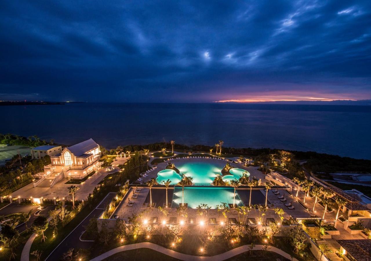 منتجع وسبا فندق مونتيري أوكيناوا أونا المظهر الخارجي الصورة The resort at night
